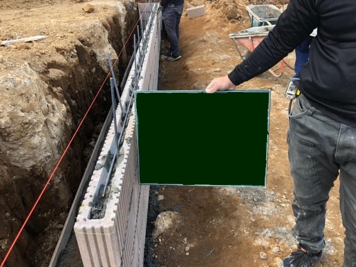 土木工事・外構工事に関することならお任せください工場でコンクリートを成型加工した穴の開いたブロックのことです。外構においても、塀や土留めなど幅広い用途で使用される部材です。サイズや強度がＪＩＳ（日本工業規格）にて定められている無地のコンクリートブロックと、表面に縦格子や色があらかじめ塗られた化粧ブロックに大別されます。特に化粧ブロックは、表面のデザインや色など幅広いバリエーションが各社から発売されています。一方の無地のコンクリートブロックも、表面にタイルや塗装を施すことで、オリジナルのデザインに仕上げることができます。