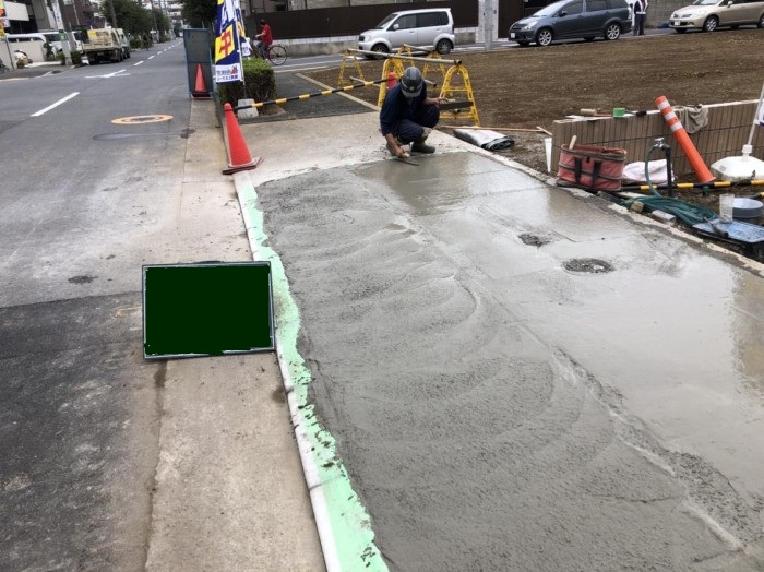 土木工事・外構工事に関することならお任せください工場でコンクリートを成型加工した穴の開いたブロックのことです。外構においても、塀や土留めなど幅広い用途で使用される部材です。サイズや強度がＪＩＳ（日本工業規格）にて定められている無地のコンクリートブロックと、表面に縦格子や色があらかじめ塗られた化粧ブロックに大別されます。特に化粧ブロックは、表面のデザインや色など幅広いバリエーションが各社から発売されています。一方の無地のコンクリートブロックも、表面にタイルや塗装を施すことで、オリジナルのデザインに仕上げることができます。