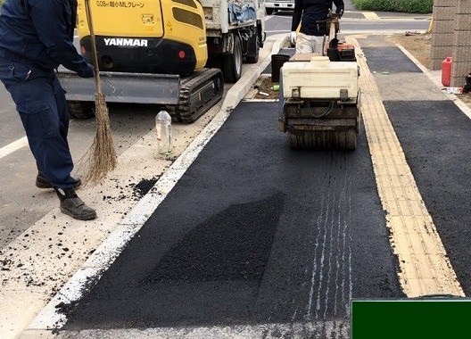 土木工事・外構工事に関することならお任せください工場でコンクリートを成型加工した穴の開いたブロックのことです。外構においても、塀や土留めなど幅広い用途で使用される部材です。サイズや強度がＪＩＳ（日本工業規格）にて定められている無地のコンクリートブロックと、表面に縦格子や色があらかじめ塗られた化粧ブロックに大別されます。特に化粧ブロックは、表面のデザインや色など幅広いバリエーションが各社から発売されています。一方の無地のコンクリートブロックも、表面にタイルや塗装を施すことで、オリジナルのデザインに仕上げることができます。